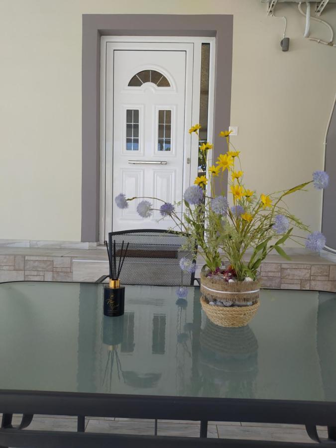 Vila Just Constructed! Gastuni Exteriér fotografie